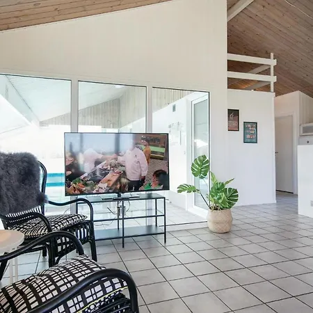 Pet Friendly In With Kitchen
